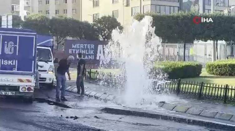 Yol bakım ekibi boruyu patladı! Su metrelerce yükseğe fışkırdı 12